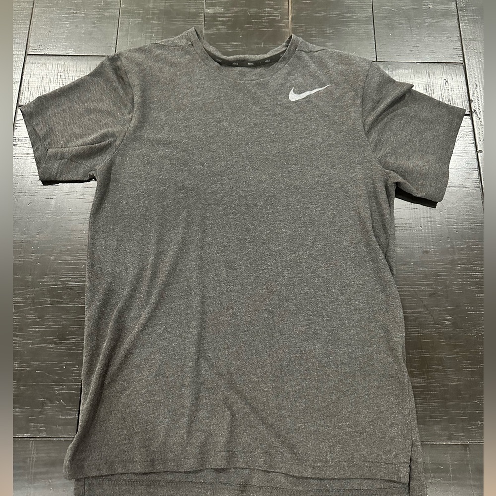 Men’s Nike dri-fit short sleeve grey shirt.